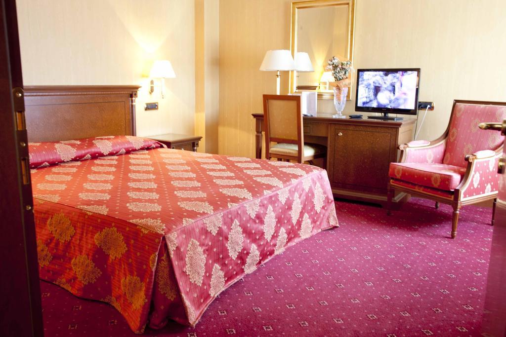 Hotel Jolly กาสโตรวิลลารี ภายนอก รูปภาพ