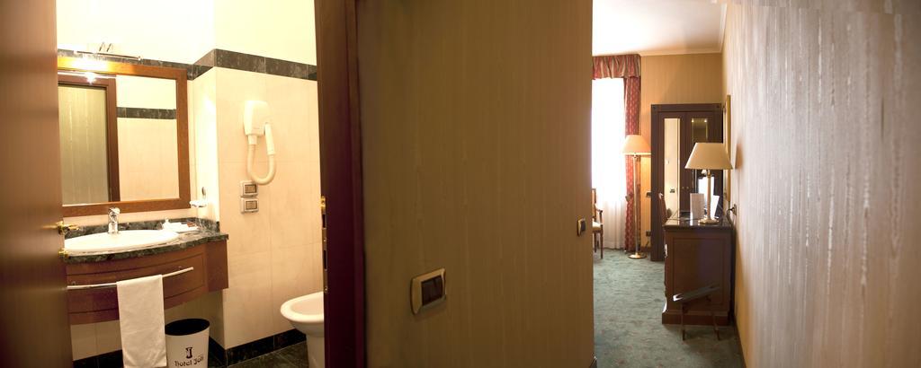 Hotel Jolly กาสโตรวิลลารี ภายนอก รูปภาพ