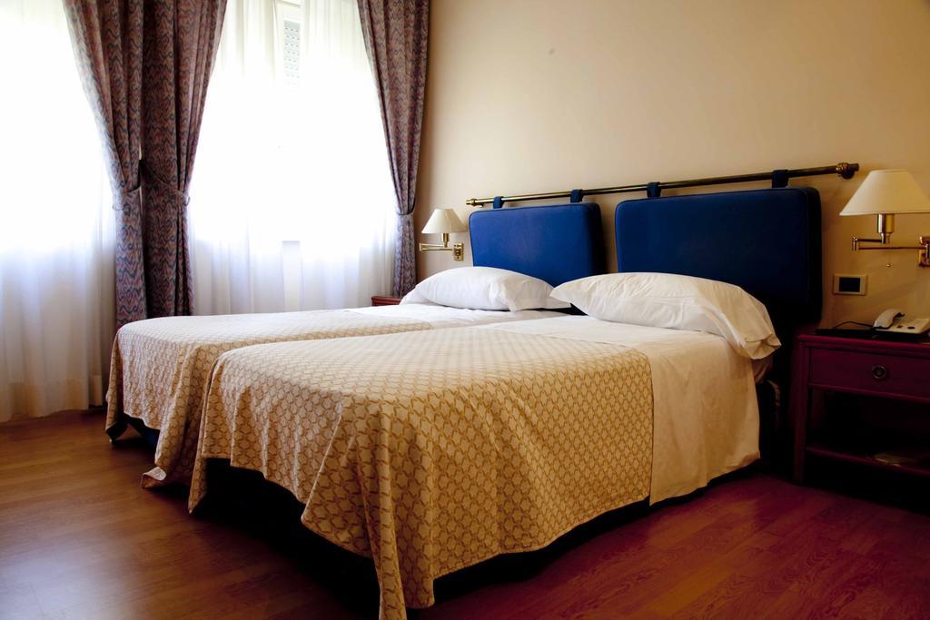 Hotel Jolly กาสโตรวิลลารี ห้อง รูปภาพ