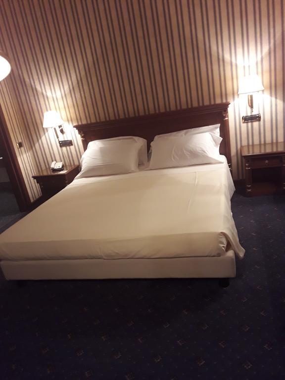 Hotel Jolly กาสโตรวิลลารี ภายนอก รูปภาพ